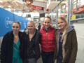 Von links nach Rechts: Tiroler Eiskunstlaufkader. Siegerin Natalie KLOTZ mit Teamkolleginnen Anna Plank, Nicole Gattermair und Julia Plank. Erschöpftes aber freudiges Warten nach erbrachter Leistung auf die Siegerehrung