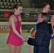 Siegerehrung Vizebürgermeister Christoph Kaufmann gratuliert unserer Vizemeisterin Junioren Natalie KLOTZ