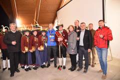 Gabriel mit Eltern, Trainern, Gemeindeführung und Abordnungen der Schützen und Musikkapelle