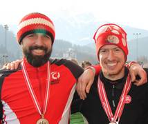 Bernhard Laimgruber (links) und Robert Binna (rechts) überaus erfolgreich bei der Masters WM in Inzell